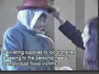 Foto da Suprema Mestra Ching Hai em ação caritativa junto a uma mulher idosa em outra condições desfavoráveis.