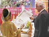 Foto da Suprema Mestra Ching Hai recebendo um prêmio do então prefeito Fasi em virtude de Sua caridade.